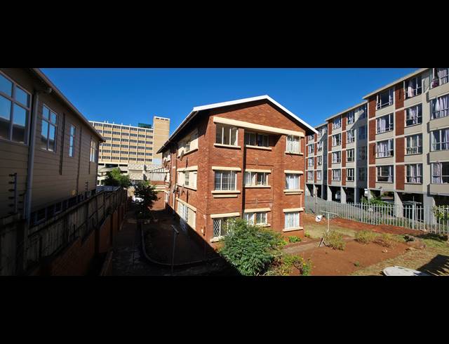 1 BEDROOM APARTMENT TO LET IN ESSENWOOD